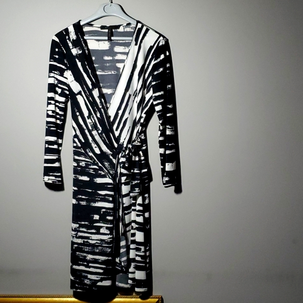 Small BCBGMaxAzria 3/4th Sleeve Artsy Geometric Black & White Adel Wrap Dress